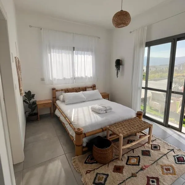 דירת סטודיו מהממת לזוג 3 דקות הליכה מהנחל, hotel in Hagoshrim
