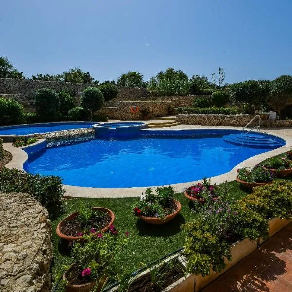 Gozo Spacious Apartment with Large Communal Pool, hotel v destinaci Qala