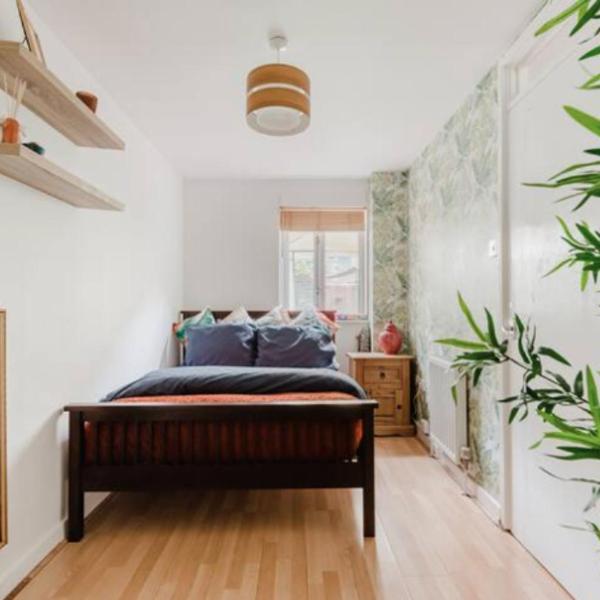 Private double room & private bathroom in our home, London