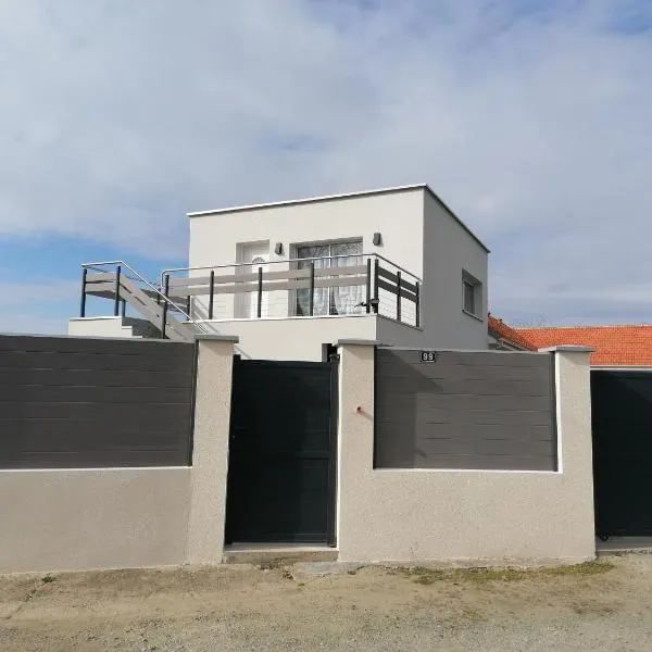 Appartement indépendant, parking privé, 600m du circuit, hotel v destinácii Arnage
