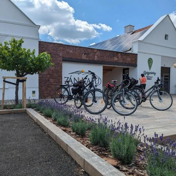 ZÁNKAPU -Hotel for You- Adult & Bike Friendly 3-Room B&B with Local Wine, Terrace & Káli-medence Experience, hôtel à Zánka