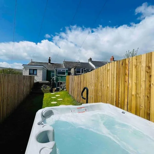 HOT TUB - Miners Cottage - edge of Brecon Beacons National Park - Heritage Town, hotel in Blaenavon