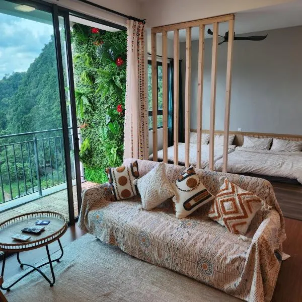 Unique Boho Style Condo with NETFLIX for up to 5PAX - Enjoy Mountain View while swimming at the Infinity Pool & Natural Hotspring Pool, 2mins walk to the Lost World of Tambun, Water Themepark at IPOH, hotel in Ipoh