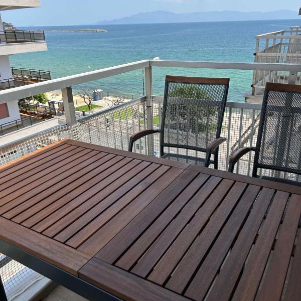 Lucy's Adorable First Line Beachfront Holiday Home