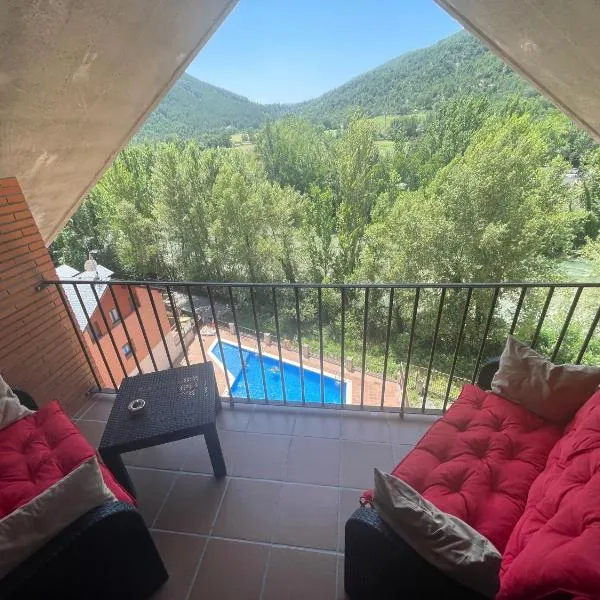APARTAMENTOS RioMonte 5 - DeLuxe con Jacuzzi, Hotel in Boltaña