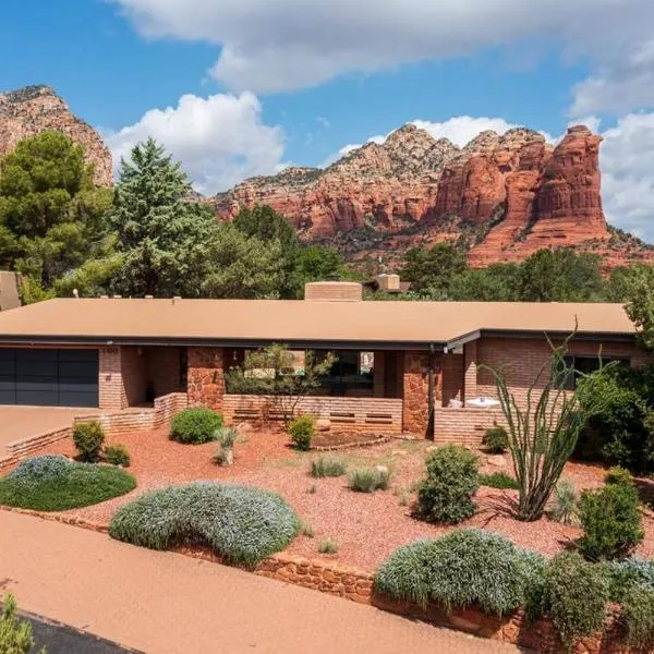 Jacuzzi, Walk to Trails, Stunning Views, Mid-Century Modern,Pool, hotel in Sedona