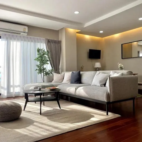 3 Bedroom panoramic penthouse with kitchen, hotel in Bangkok