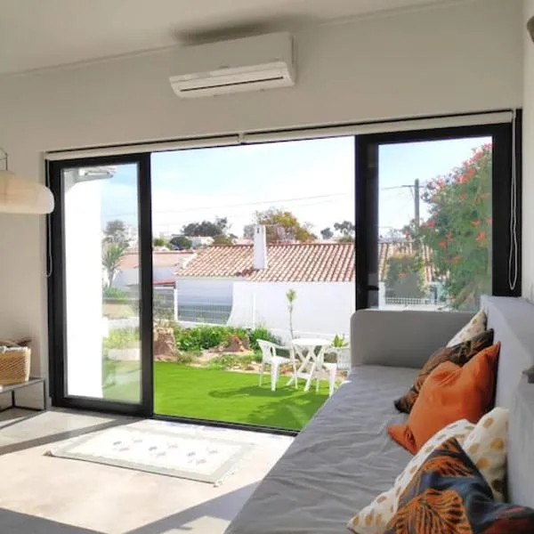 Airy 3br, AC, Garden, 2min Strip, 8min Oura Beach, hotel em Albufeira