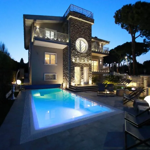 B&B Bellavista Exclusive in zona centrale con piscina -Jacuzzi vista lago LA COLAZIONE viene servita in una pasticceria rinomata ed esclusiva esterna alla struttura, hotel in Desenzano del Garda