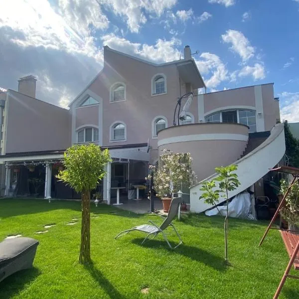 Meduza Wellness Spa s ubytovaním, hotel in Hlohovec
