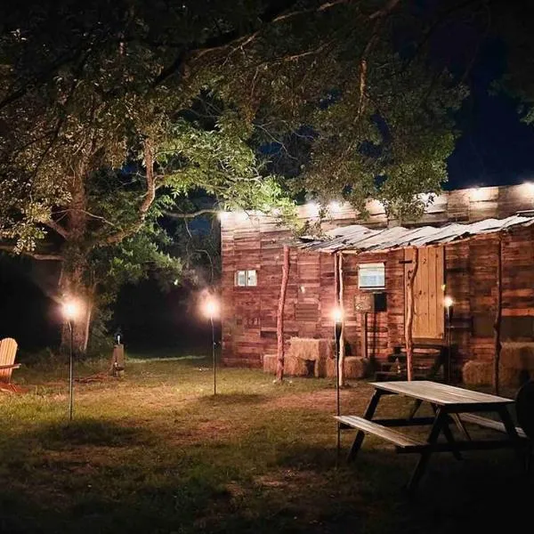 Cabin 2 - steps from the river!, hotel a Huntsville