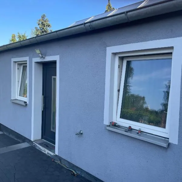 Ferienwohnung mit Fußbodenheizung nahe Messe, gratis Parkplatz und Abstellplatz E - Bike, hotel in Hannover