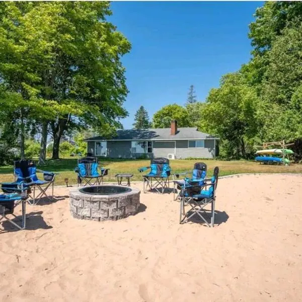 Beautiful home on Lake Michigan, near Escanaba, hotel em Bark River