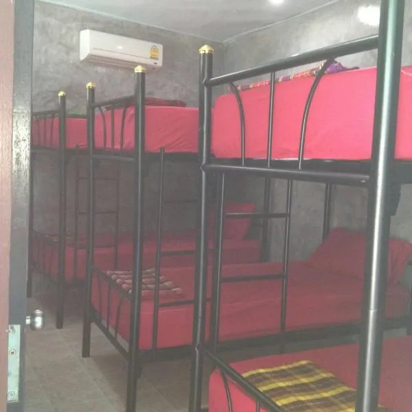 Funny Moon Hostel, hotel in Haad Rin