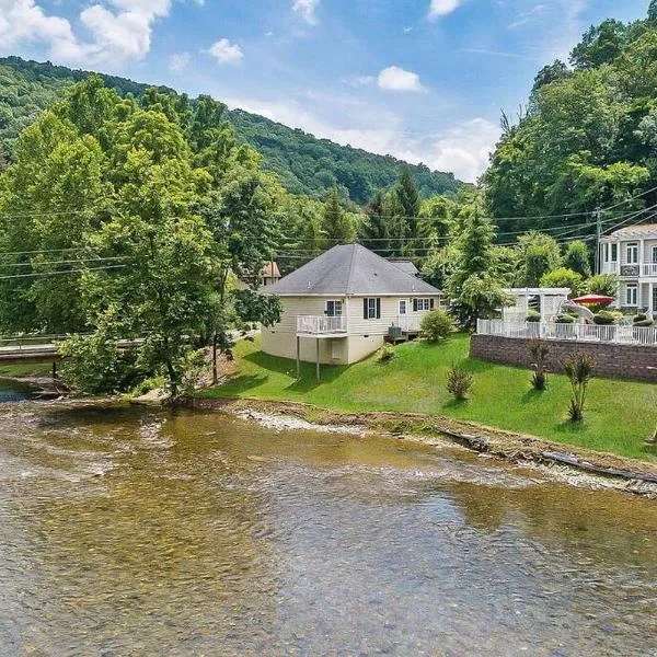 Jackson River Estate Cozy Cottage on the River, hótel í Covington