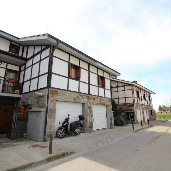 Chalet junto a la Ciudadela de Jaca, hotel in Jaca