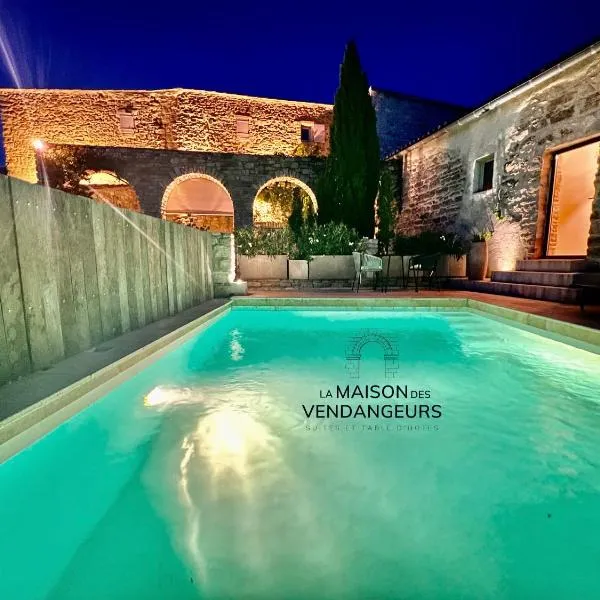 La Maison des Vendangeurs - TABLE D'HÔTES le soir du jeudi au dimanche- Jacuzzi - Balnéo SPA - ACCES PISCINE pour toutes les chambres sauf STUDIO COQUET- Piscine de mai à mi-octobre, hotel in Martignargues