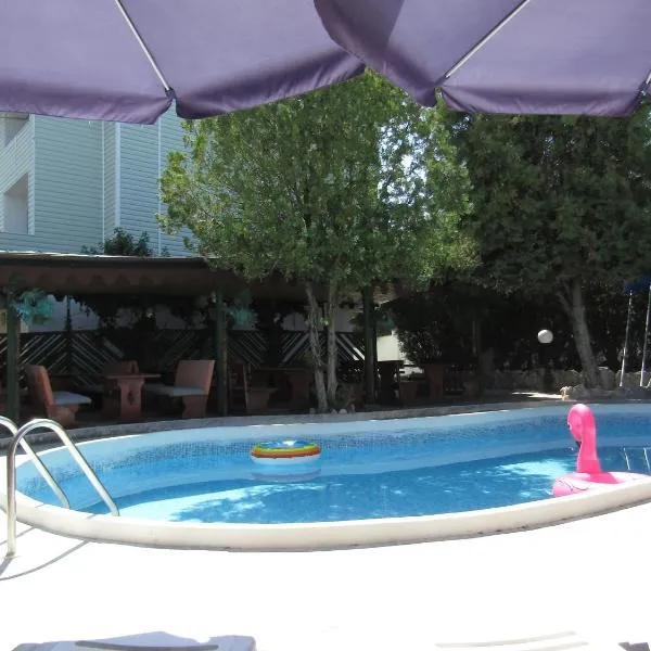 Hostel Papagal, hotel in Varna City