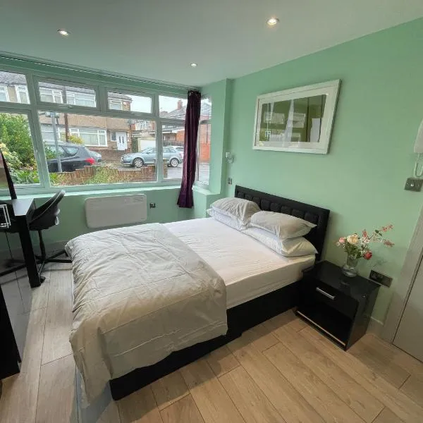 Letzi Ensuite, 15 Min to Heathrow, Fast WiFi, hotel v destinaci Hayes