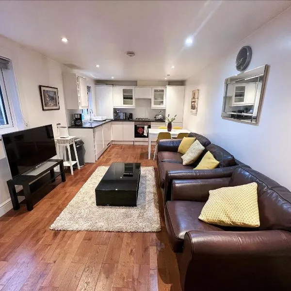 Lovely 2 Bedroom Garden Flat in London, hotel i London
