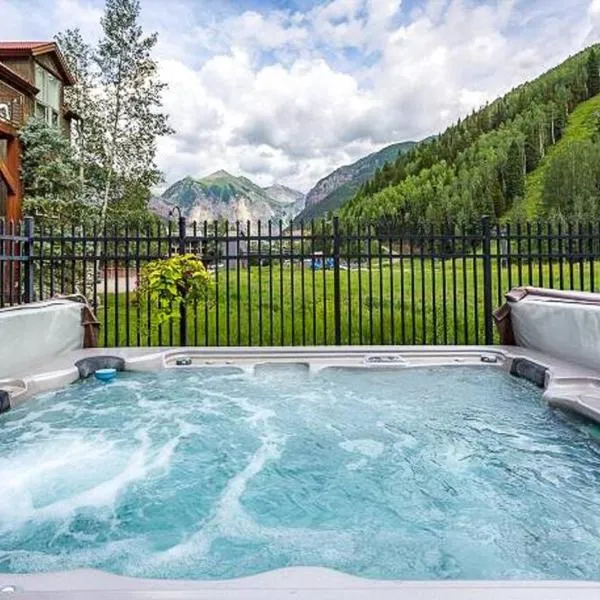 Premier Downtown Telluride Condo with Pool, Hot Tub & Parking, hotel in Telluride