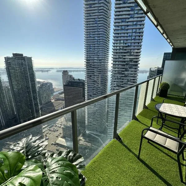 Luxury Downtown Toronto 2 Bedroom Suite with City and Lake Views and Free Parking, hotell i Toronto