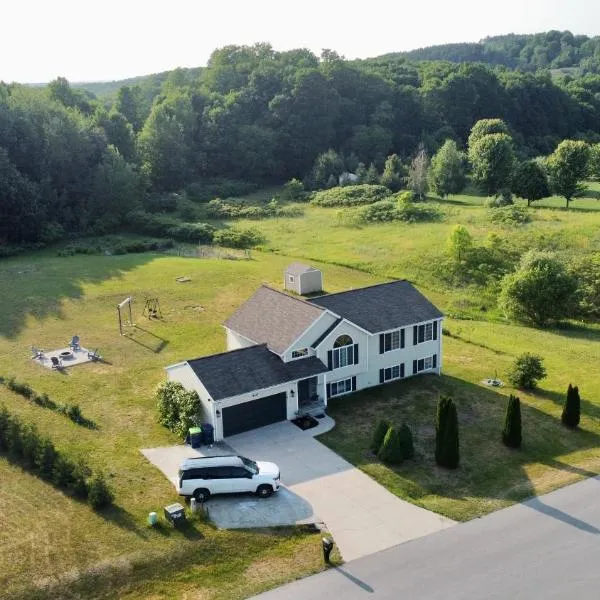 Dream Palace with HOT TUB-Game Room-Fire Pit-5BR-3BA, hotel din Traverse City