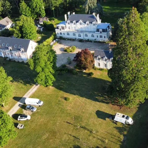 EMPLACEMENT BUCOLIQUE DE CAMPING dans le parc du château - Attention tente et matériels non fournis et sans possibilité de faire courir une rallonge pour se raccorder à l'électricité, hotel in Brain-sur-Allonnes