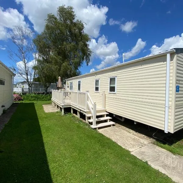 Summer Breeze-Hoburne Cotswolds, Hotel in South Cerney