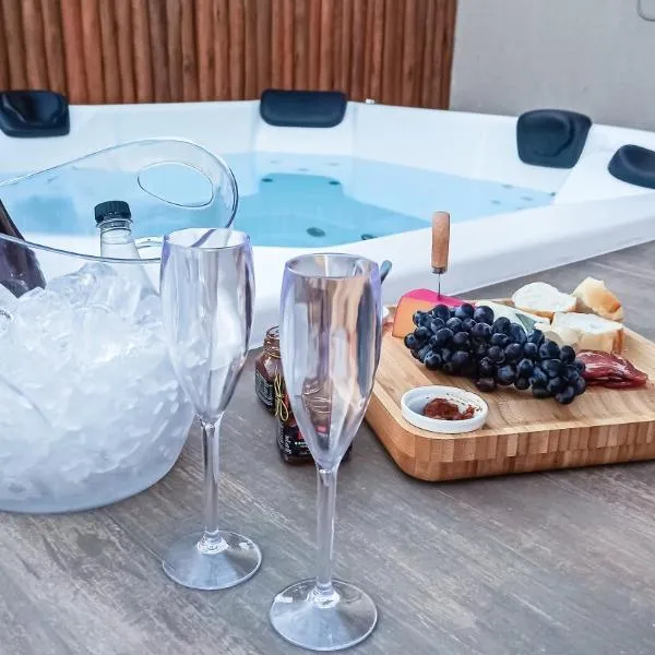 Vila Astra - jacuzzi gigante, telão 120 polegadas, próximo de tudo, khách sạn ở Alto Paraíso de Goiás