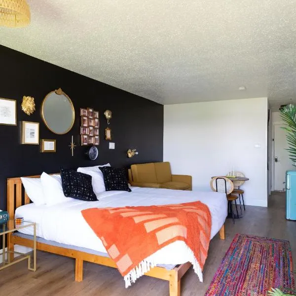 Hotel McCoy - Art, Libations, Pool Society, hotel in College Station