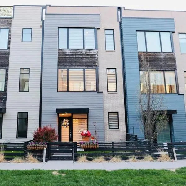 Modern Townhome Near Downtown walk to CWS!, hotel in Omaha