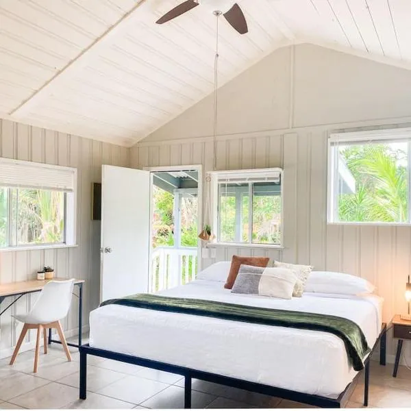 Monstera Bungalow, Spacious, King Bed, Big Kitchen, hotel v destinaci Keaau