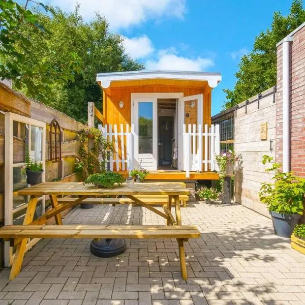 Tiny House In Ons Tuintje - Callantsoog aan Zee, hotel in Callantsoog