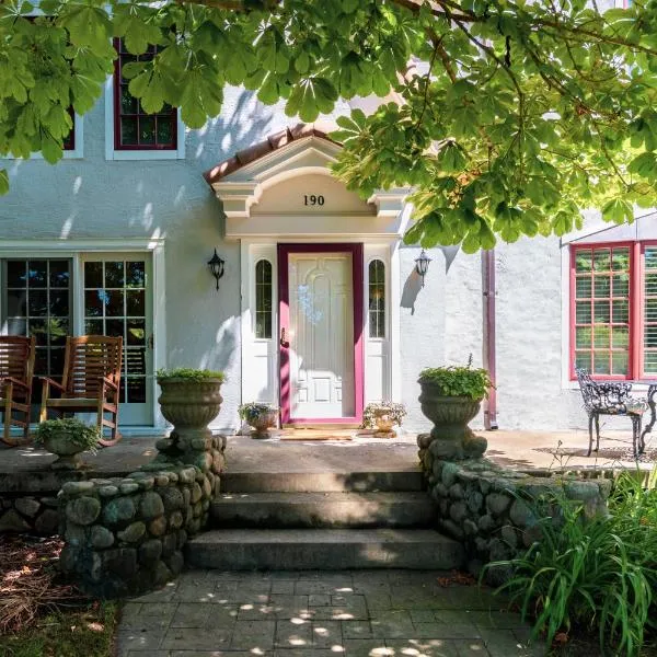 The Villa Bed and Breakfast, hotel sa Westerly