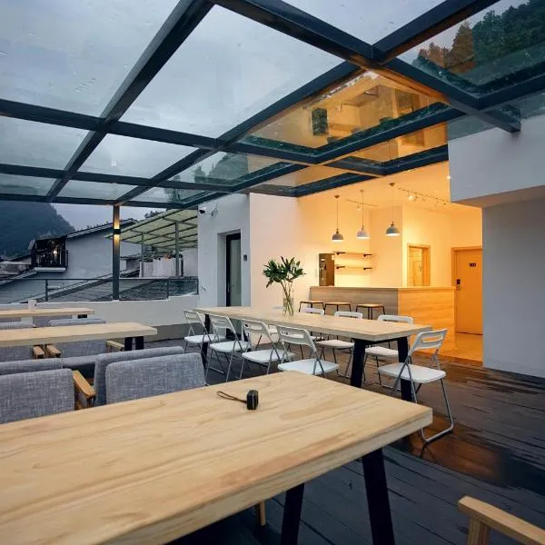 Travel of Swan International Hostel, hotel in Zhangjiajie