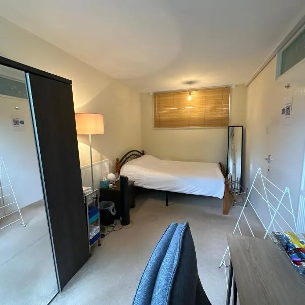 Cozy Room in Shared Home near Canary Wharf, hotel Londonban