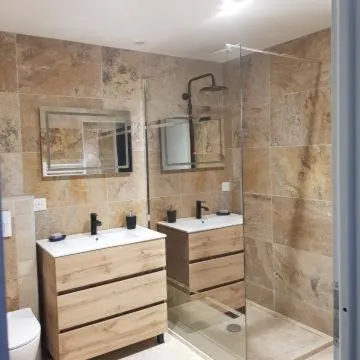 Le Studio d Aurélie avec SPA été en pleine campagne et proche de toute commodité, hotel in Roquemaure