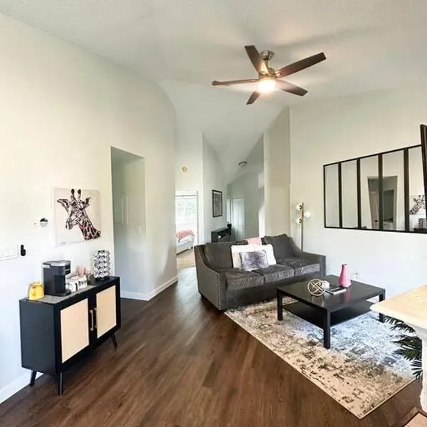 Modern Rocket City Condo -- 3 min to Mid-City、ハンツビルのホテル