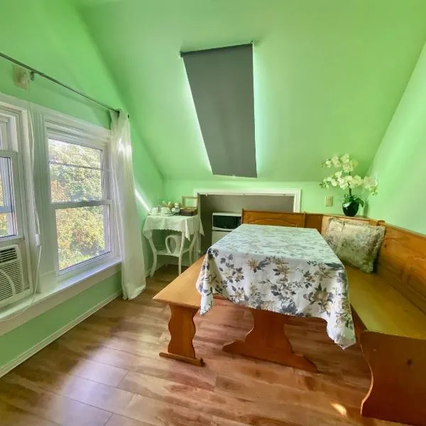 Cozy 1-bedroom loft with falls view 4mins to falls, hotel in Niagara Falls