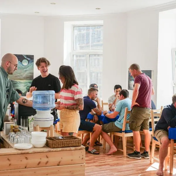 Cinnamon Sally Backpackers Hostel, מלון בריגה