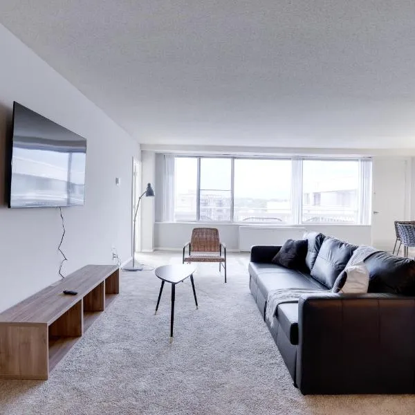 Fantastic 2 BR Apt + Den @Crystal City With Gym, hotel in Arlington