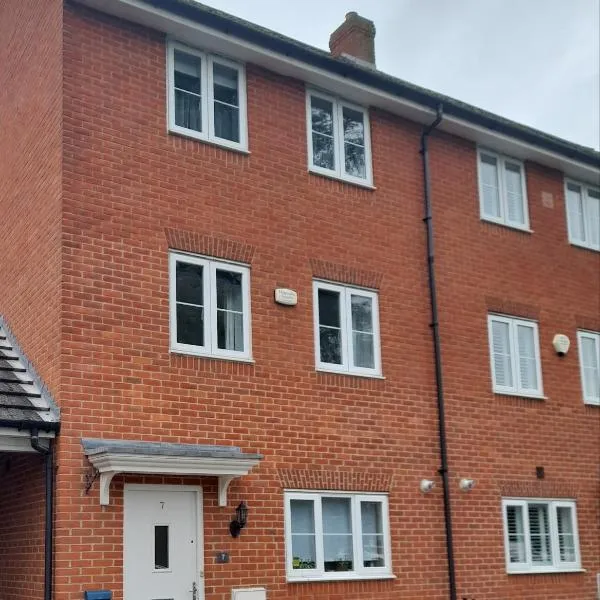 Spacious 4-Bedroom House in Aylesbury Ideal for Contractors Professionals or Larger Families,位于艾尔斯伯里的酒店