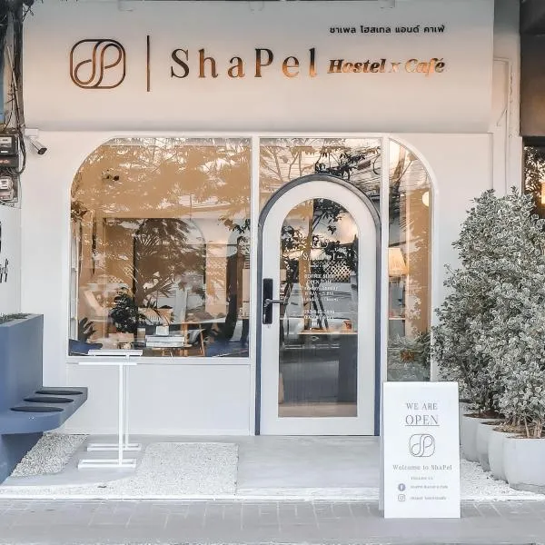 Shapel Hostel and Cafe、チェンマイのホテル