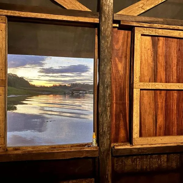 Cabaña Flotante Kurupira, hótel í Leticia