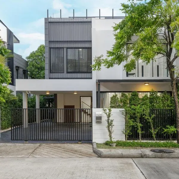 Modern villa with pool close to the beach - LP #97, hotel in Phuket