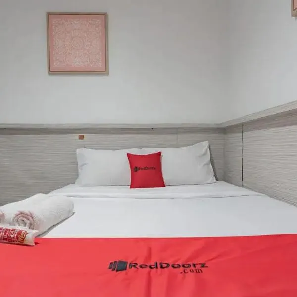 RedDoorz at Arwiga Hotel near RS Hasan Sadikin Bandung, hotel in Bandung