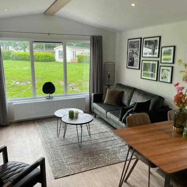 Comfort chalet on a recreational lake, hotel in Lathum