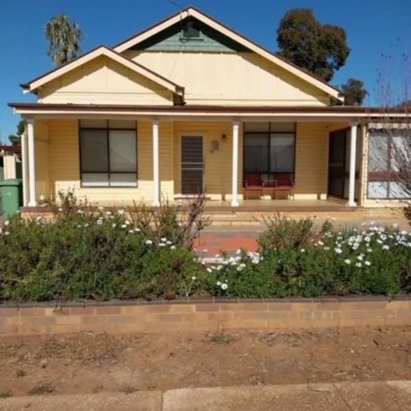 Stay @ Ray's, hotel v destinaci West Wyalong