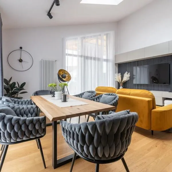 Luxurious penthouse with parking, hotel in Rīga